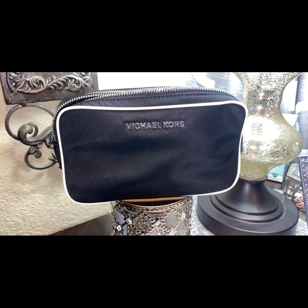 Authentic Michael Kors “CONNIE” shoulder/ crossbody bag $130 - Picture 2 of 5